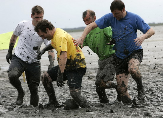 德国:泥地足球赛 男女混合尽享 肮脏 的乐