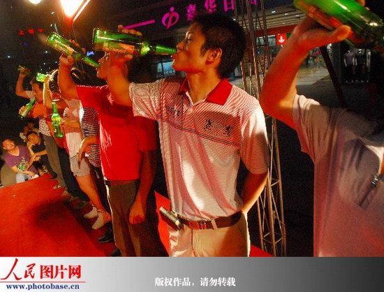 组图:江苏宜兴举行喝啤酒比赛