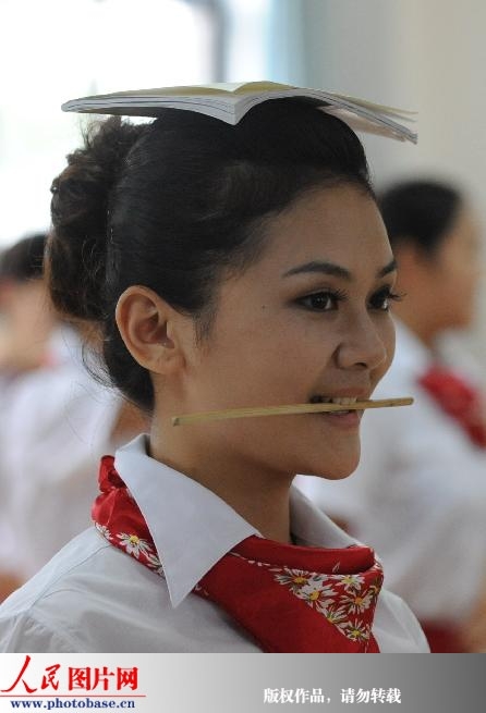礼仪小姐站姿图片