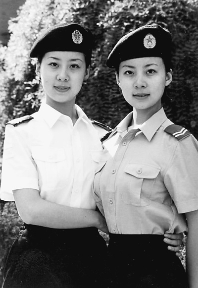 身穿99式军服的女士兵