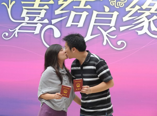 9月9日,在北京崇文区民政局婚姻登记处,刚领到