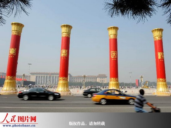 组图:天安门广场立起民族团结柱 (2)