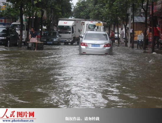 组图:台风巨爵影响广州 水淹街道 (2)