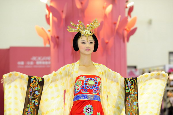 组图:中国古代及民族服饰展览在大连举行