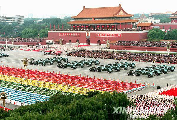 图为1999年10月1日,空军地空导弹方队通过天安门广场.