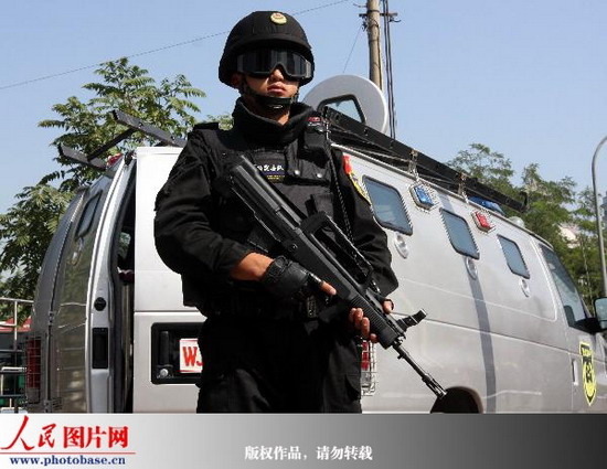 组图:雪豹突击队北京街头执勤 (2)
