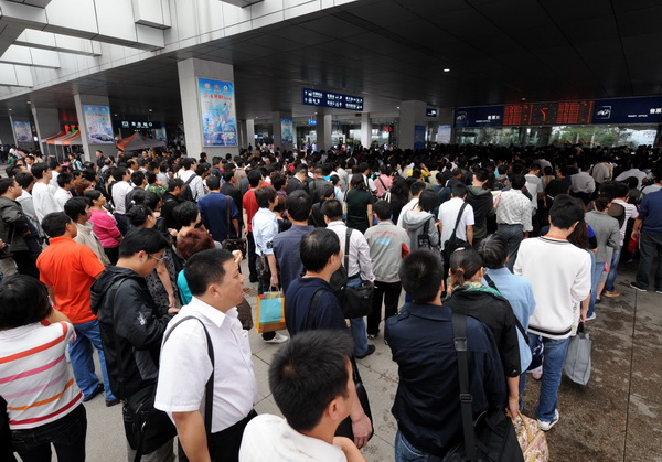 组图:南京旅客争购国庆假期火车票 (2)