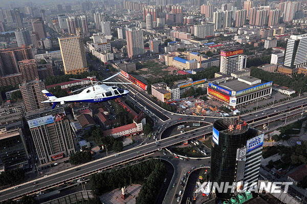 组图:郑州公安空警国庆安保织天网 (3)