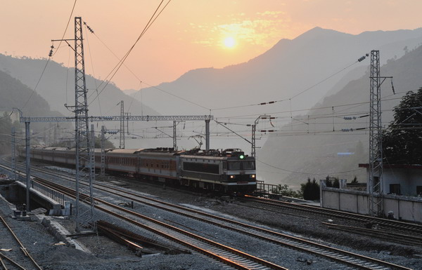 沪汉蓉通道武汉至安康铁路二线全线开通 (2)