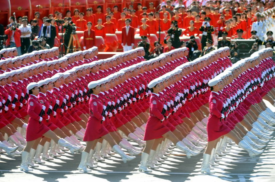 <em>女民兵</em>方队通过天安门广场。