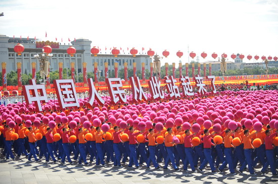 这是“毛泽东思想标语”方阵经过天安门广场。