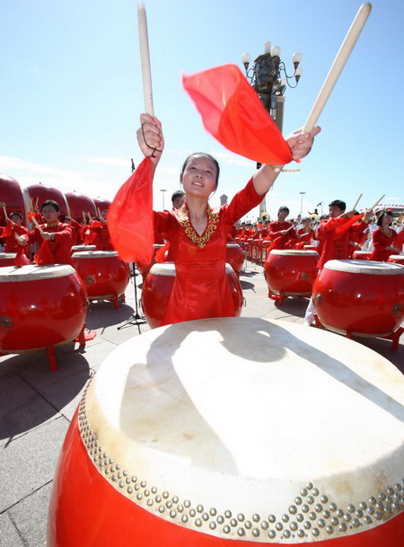 民族打击乐团成员在敲鼓--图片--人民网