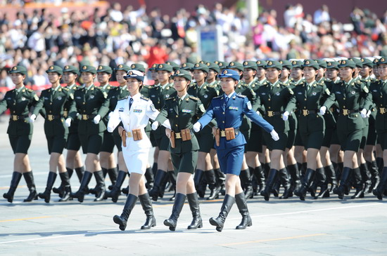 这是女兵方队。新华社记者赵鹏摄
