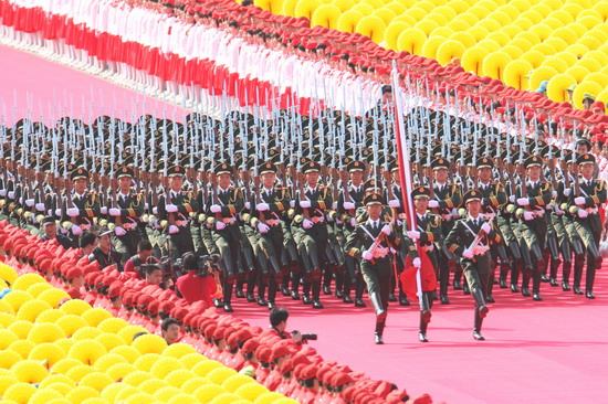 国旗护卫队通过天安门广场