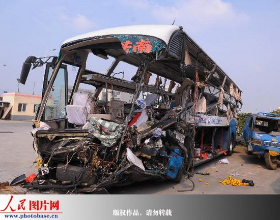 安徽滁州境内发生特大交通事故 8人死亡35人受