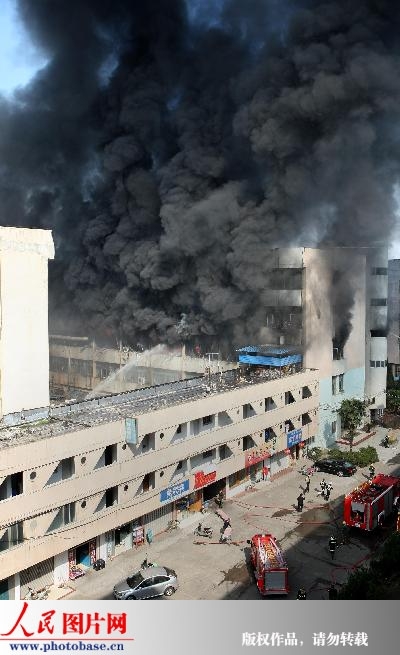 组图:江苏南通一塑胶厂发生火灾 4人受伤1人失