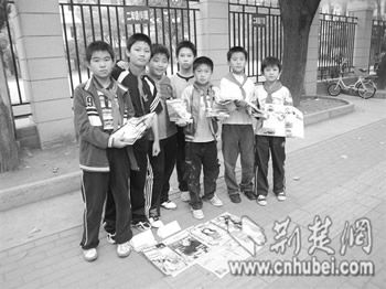 武汉一小学400学生上街练摊学挣钱