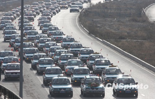 组图:98台出租车组成结婚车队迎娶新娘