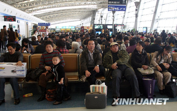 冰雪天气造成西安咸阳机场80多架飞机延误 (4