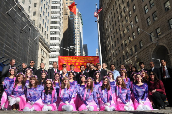 中国国旗在华尔街铜牛前升起 (2)