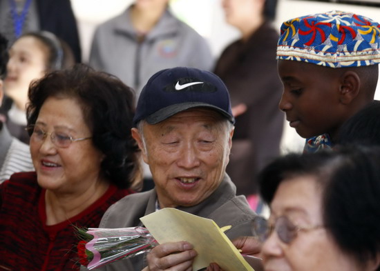 托比在与北京双花园小区老人欢度重阳节的活