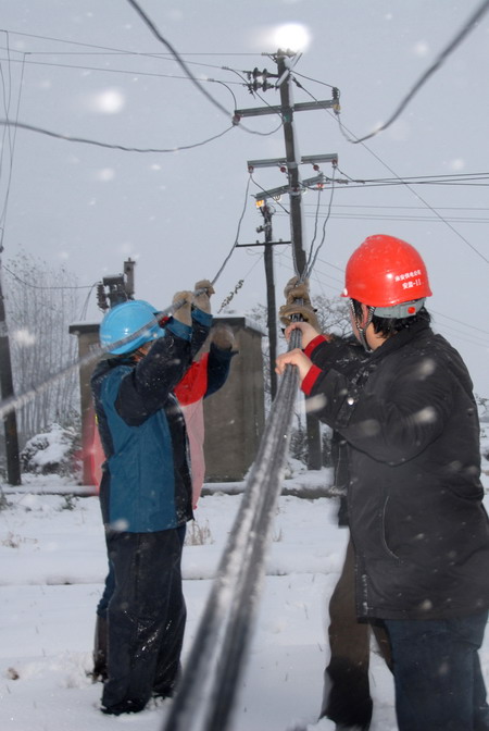 滁州电力工人雪中抢修线路 (4)