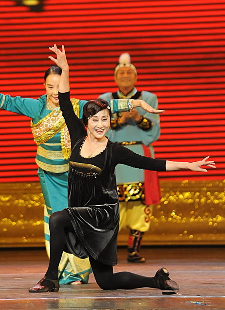 这是70岁的著名舞蹈家陈爱莲在晚会上表演