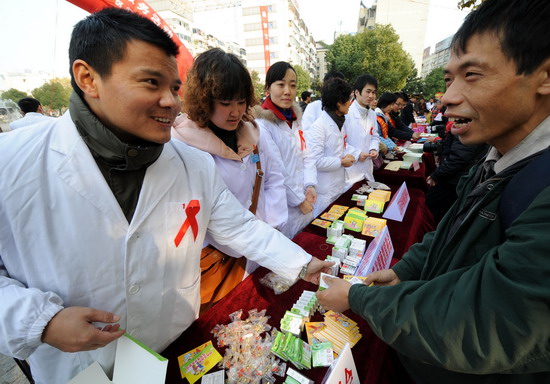 江苏举办预防艾滋病宣传咨询服务活动 (2)