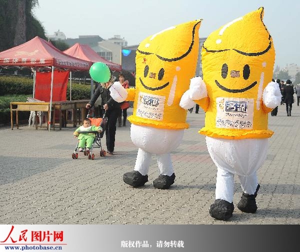 杭州:艾滋病日宣传活动发放安全套
