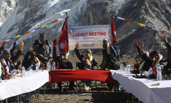 尼泊尔在喜马拉雅山举行"雪山内阁会议"