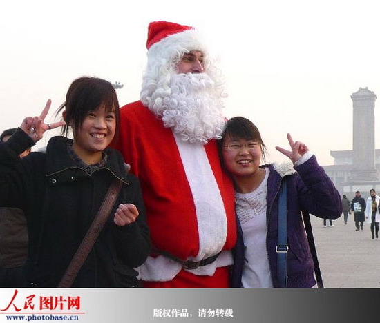 北京:圣诞老人游天安门广场成明星