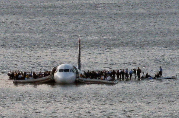 引擎被鸟群撞毁,该机在纽约市哈德逊河迫降,乘