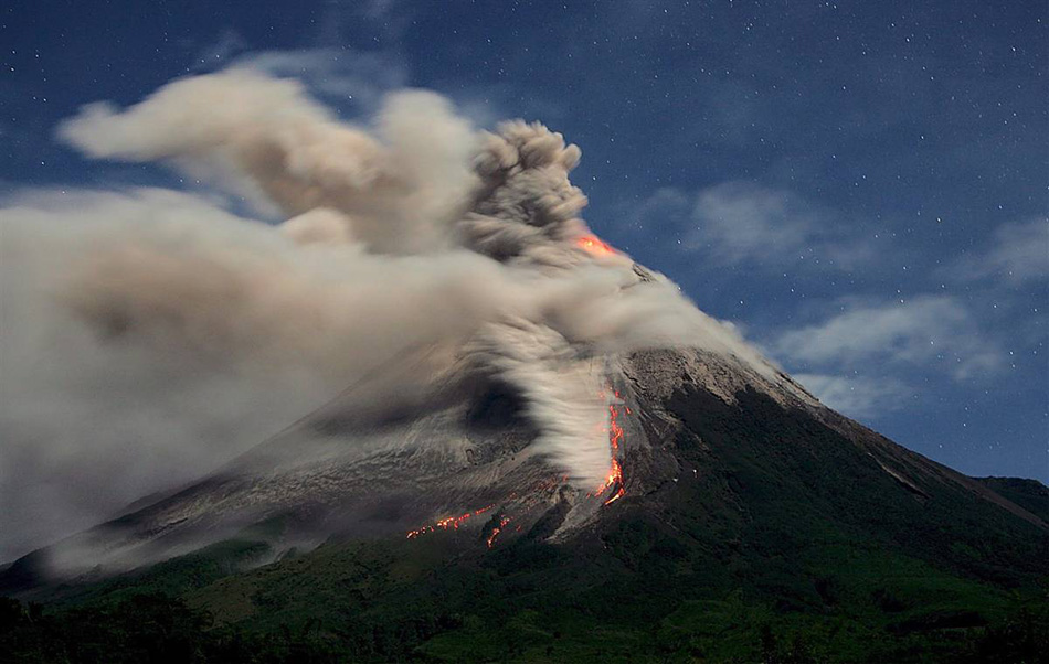 2006年5月14日，浓烟从位于印度尼西亚爪哇岛的默拉皮火山冒出。