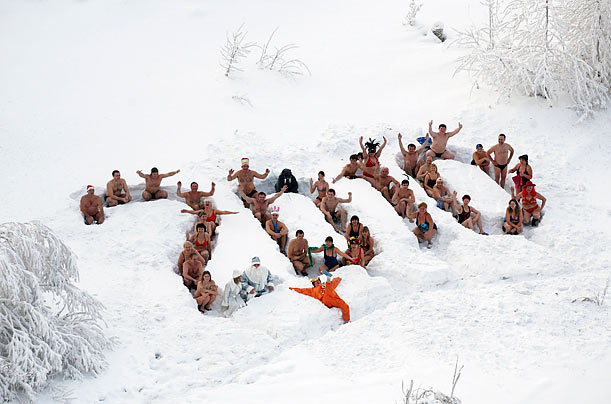 世界各地怪异冬季活动 哈尔滨人着泳装踢雪地