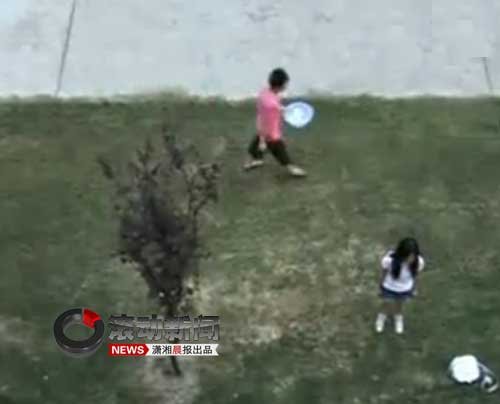 网络疯传<em>女学生宿舍</em>楼下煽情表白视频 (2)--图