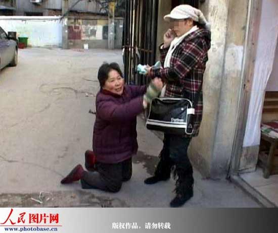 南京:讨要2000元辛苦钱 老保姆当街跪求雇主