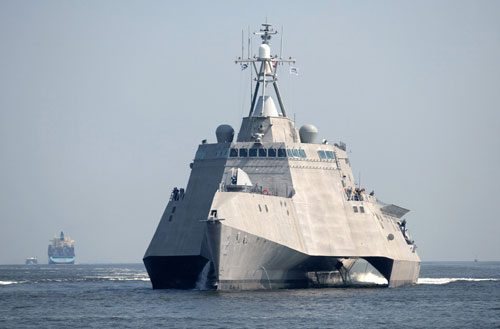 美国新型战舰举行下水服役仪式