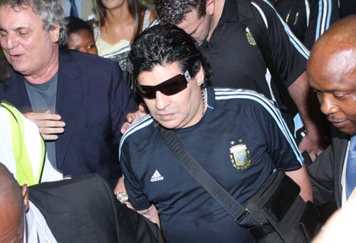 阿根廷教练马拉多纳考察南非世界杯场馆 (2)