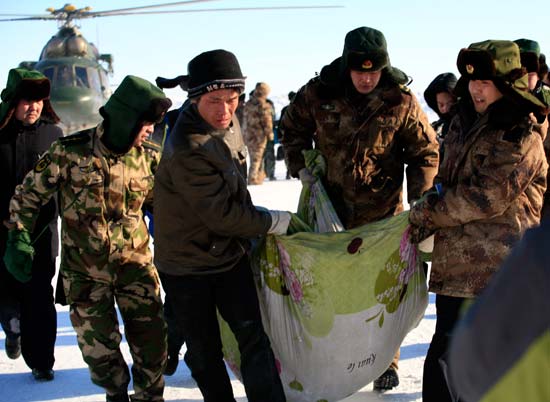 乘直升机前往阿勒泰雪灾重灾区库尔特村的救援人员转移救出的被困人员