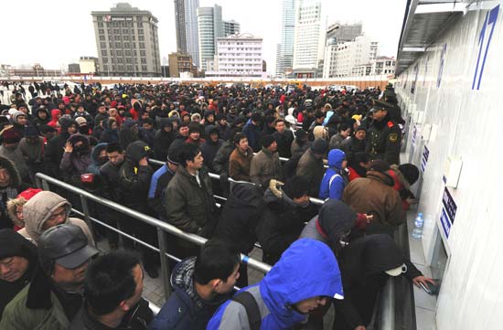 组图:天津火车站春运临时车票预售处启用