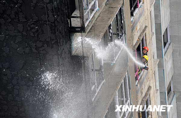 组图:天津一栋高层在建经济适用房失火 (3)