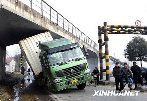 1月29日,一辆集装箱货车被卡在新长铁路江苏省