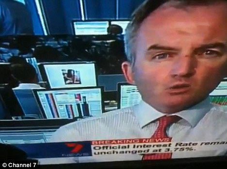 电视直播拍到澳大利亚银行职员上班偷看名模裸