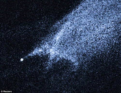 哈勃首次拍到两颗小行星正面碰撞残骸 (3)