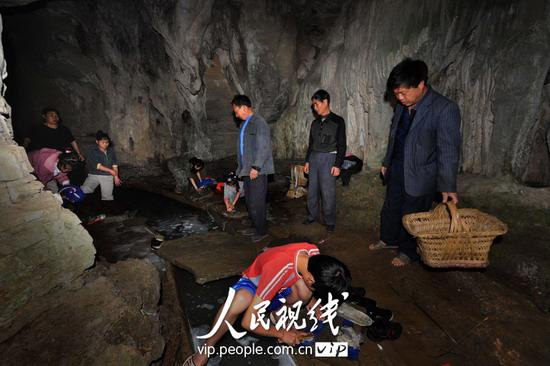 贵州平坝:平阳村水贵如油 人畜饮水告急 (5)