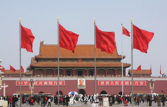 北京:天安门广场红旗飘飘焕然一新迎两会
