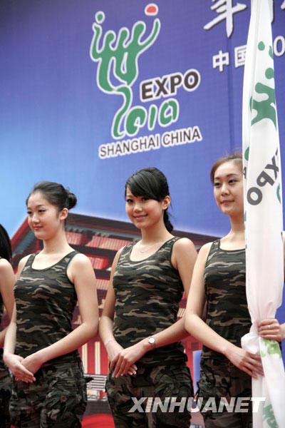 3月8日，2010年上海世博会礼仪人员在杭州参加集中培训开营仪式。 