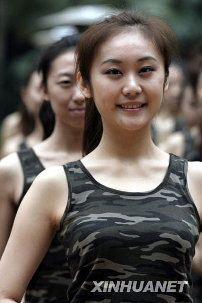 3月8日，2010年上海世博会礼仪人员在进行培训。