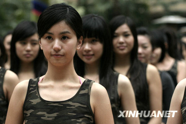 3月8日，2010年上海世博会礼仪人员在进行培训。