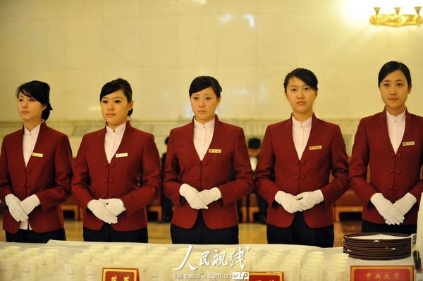 2010两会工作人员:服务两会 尽心尽职 (14)